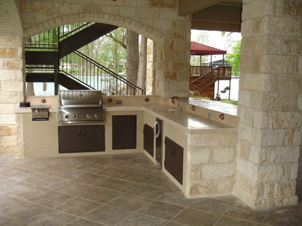 A Flagstone Patio That’s Also an Outdoor Kitchen