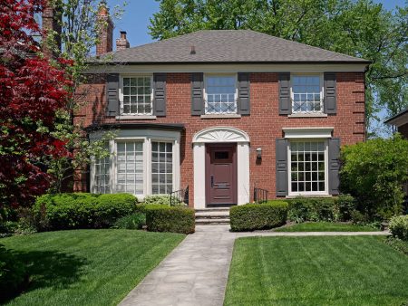 What Color Shutters Go With a Red Brick House? 15 Ideas