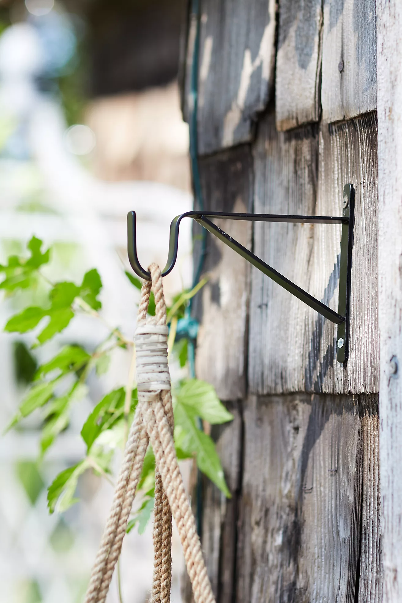 Fit Simple Iron Basket Holders on the Wall